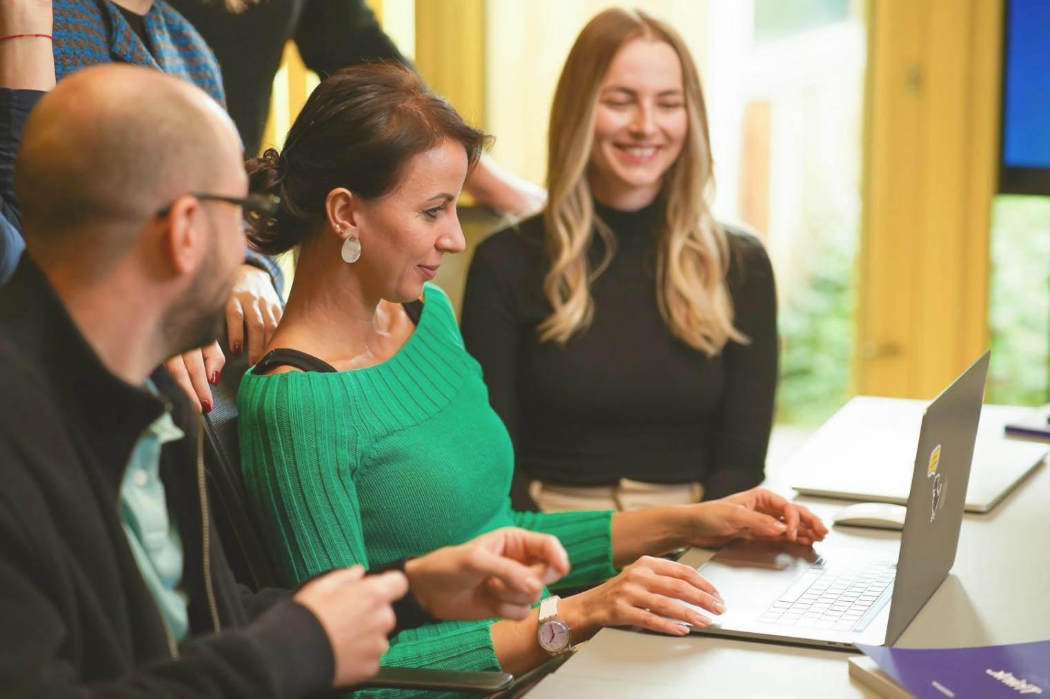 Análisis de documentos financieros reales en sesión de formación práctica