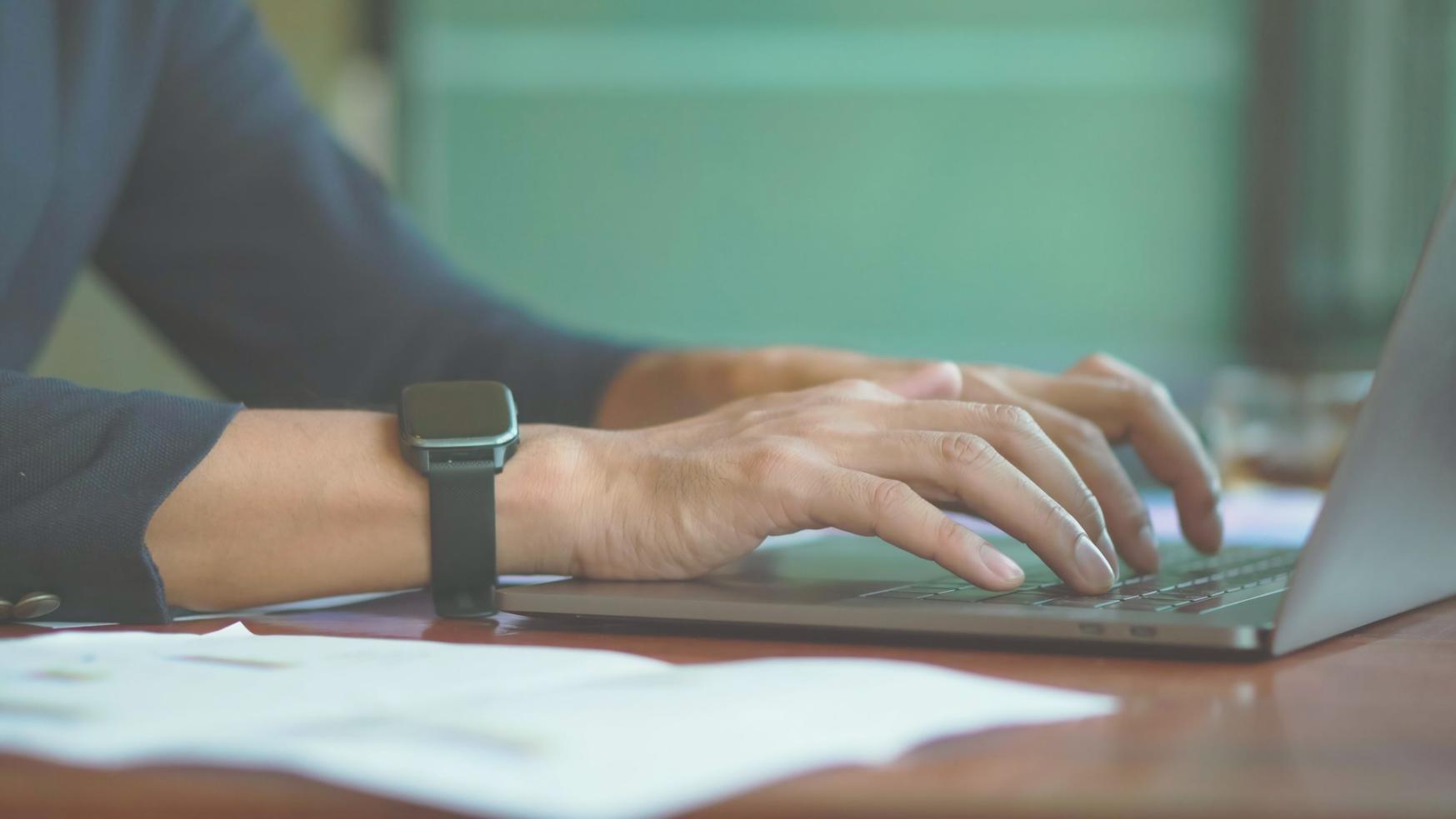 Estudiante revisando datos de presupuesto con herramientas analíticas